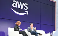 自社イベントに登壇したAWSのマット・ガーマンCEO(写真右、28日、米西部カリフォルニア州)