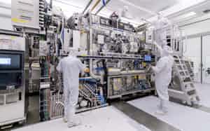半導体製造工程で世界シェアの大きい、オランダ・ASMLのEUV露光装置 半導体製造工程で世界シェアの大きい、オランダ・ASMLのEUV露光装置