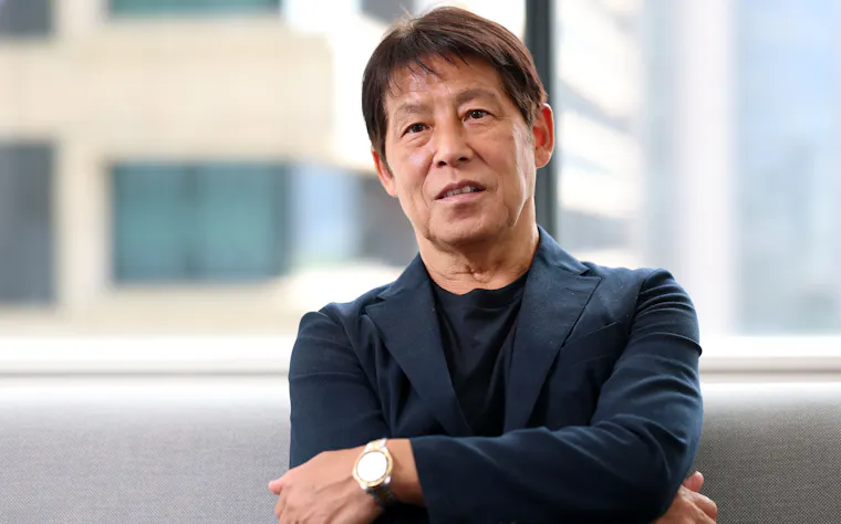 8年前のW杯ロシア大会で日本代表を率いた西野朗前監督は、ほんの小さな差が勝敗を分けるW杯の怖さを「数センチ、コンマ何秒の世界」と表現する