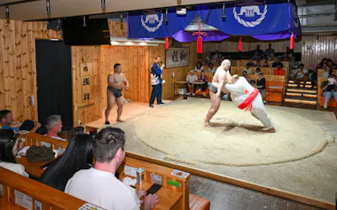 相撲体験をする外国人観光客(東京都台東区の浅草相撲部屋)