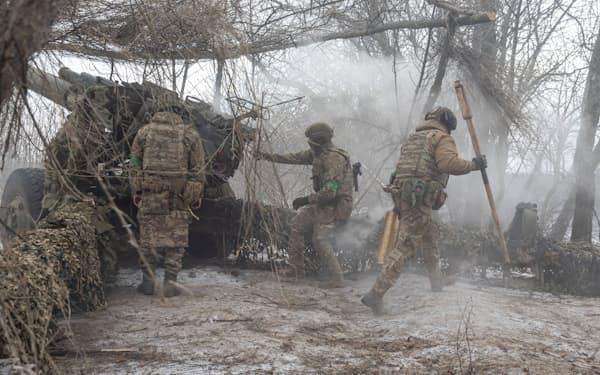 戦闘が続く東部ドネツク州で榴弾砲を発射するウクライナ兵ら（6日）＝ロイター