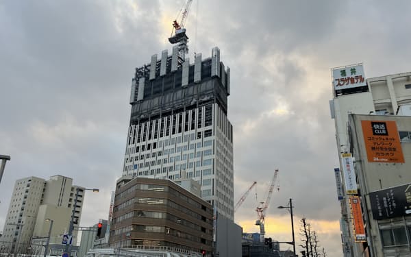 福井駅前の再開発ビルは少しずつ高さを増している（８日、福井市）