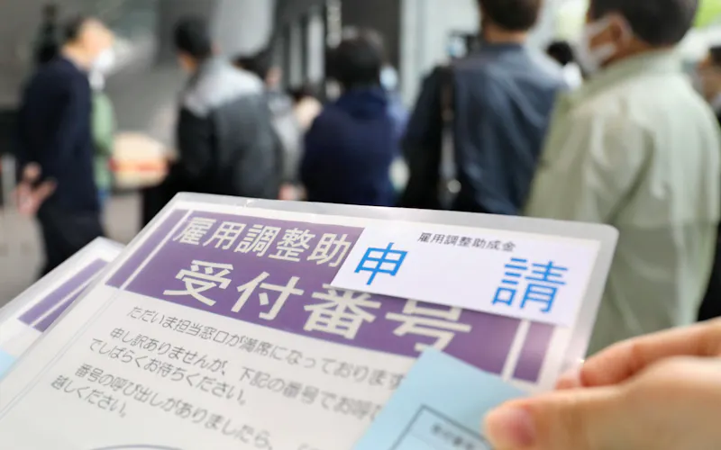 新型コロナ禍で雇用調整助成金の支給額は累計6兆円規模に及んだ(2020年) 新型コロナ禍で雇用調整助成金の支給額は累計6兆円規模に及んだ(2020年)