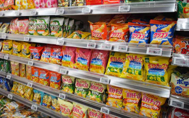ナフサ不足で食品では今後も値上げが続く恐れがある