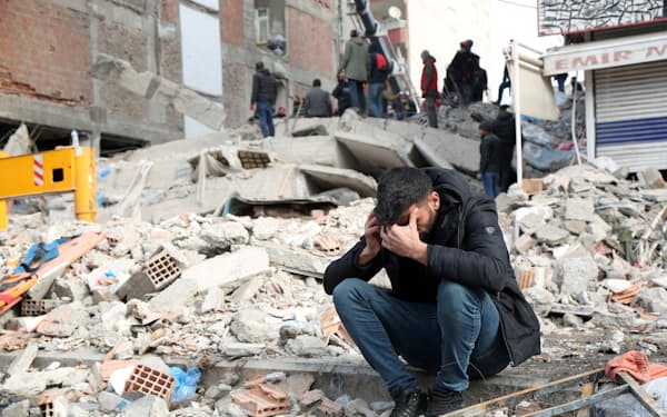 A man reacts at the site of a collapsed building in the aftermath of a deadly earthquake in Diyarbakir, Turkey February 8, 2023. REUTERS/Sertac Kayar     TPX IMAGES OF THE DAY