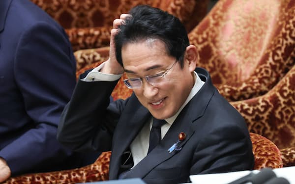 衆院予算委で、同性婚を巡る自身の国会答弁についての質問に苦笑いをみせる岸田首相（8日）
