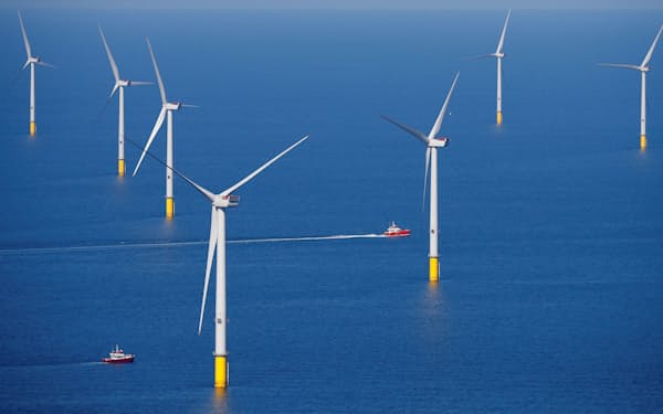 世界で再生可能エネルギーが拡大している（英国沖の風力発電）＝ロイター