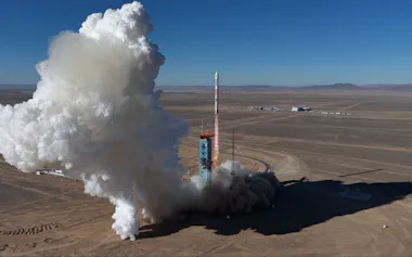 中国企業も衛星打ち上げには積極的で、今や遠隔探査衛星の総数は米国に次ぐ640基に上るという(中国民間ロケット企業がロケットを打ち上げる様子)=ロイター