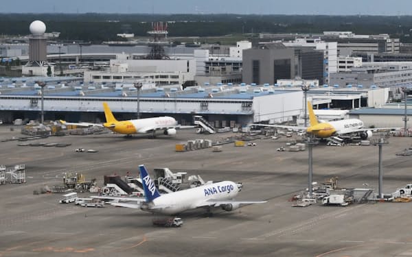 貨物機が並ぶ成田空港の貨物地区
