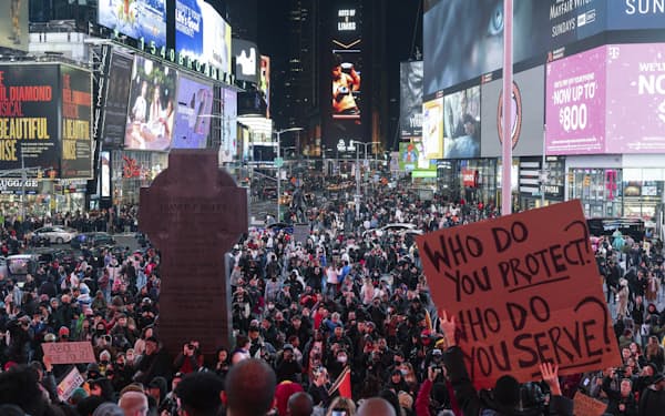 警官による黒人男性暴行死に抗議する人々（1月28日、ニューヨーク市）＝AP
