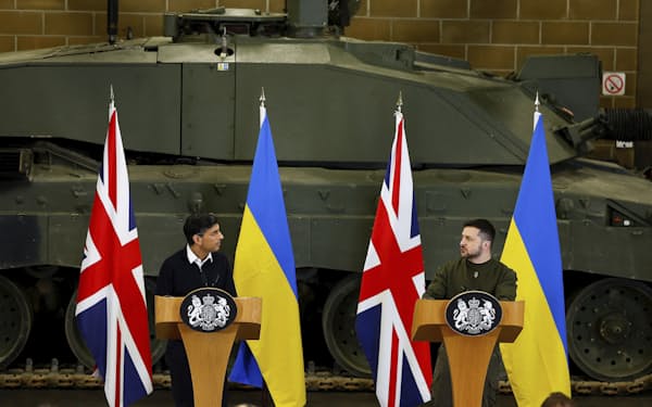 英軍基地で記者会見に臨むスナク英首相（左）とウクライナのゼレンスキー大統領（8日、英南西部ドーセット）＝AP