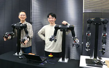 エナクティックの山本社長㊨とロボットの「オープンアーム」(東京都千代田区)