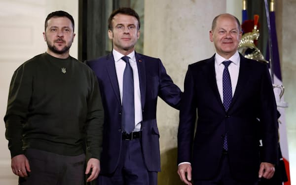 パリでウクライナのゼレンスキー大統領（左）との会談に臨むマクロン仏大統領（中央）とショルツ独首相＝ロイター