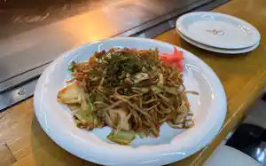 「焼そば士」の実技試験で使われる社内共通レシピでつくった焼きそば(4月10日、広島市) 「焼そば士」の実技試験で使われる社内共通レシピでつくった焼きそば(4月10日、広島市)