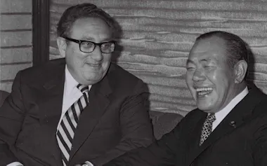 田中首相㊨とキッシンジャー米国務長官の会談(1973年11月15日、首相官邸)