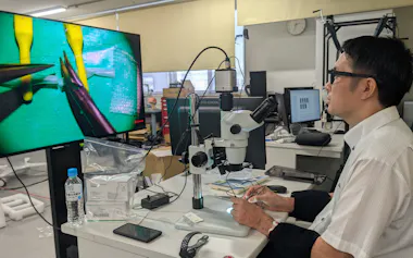 視線や筋肉が発する電気信号などから手術の技量を採点する=名古屋大学提供