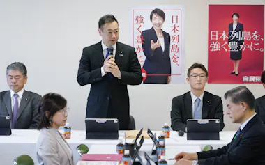 自民党の法務部会と司法制度調査会の合同会議であいさつする鈴木馨祐前法相(奥中央)(4月15日午後、東京・永田町の党本部)=共同