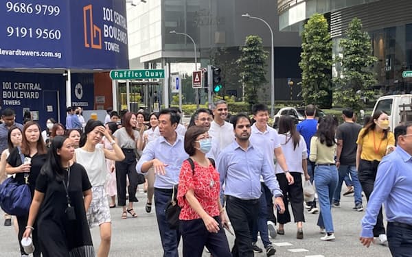 シンガポールの街角では既に、大半の人がマスクを着用していない（９日、シンガポール中心部）