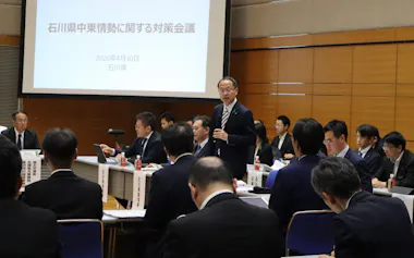 会議の冒頭であいさつする山野知事(30日、金沢市)