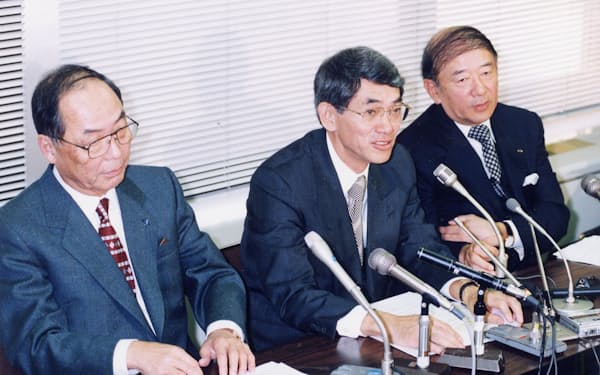 合併についての会見に臨む（右から）中山セガ社長、山科バンダイ社長、大川セガ会長（1997年１月23日）