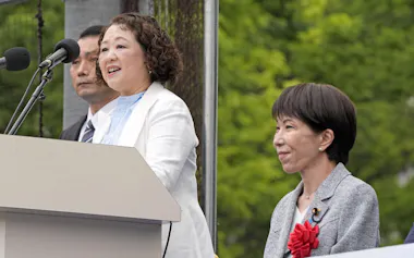 第97回メーデー中央大会であいさつする連合の芳野友子会長。手前は高市首相(4月29日、東京都渋谷区)=共同