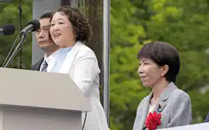 第97回メーデー中央大会であいさつする連合の芳野友子会長。手前は高市首相(4月29日、東京都渋谷区)=共同 第97回メーデー中央大会であいさつする連合の芳野友子会長。手前は高市首相(4月29日、東京都渋谷区)=共同