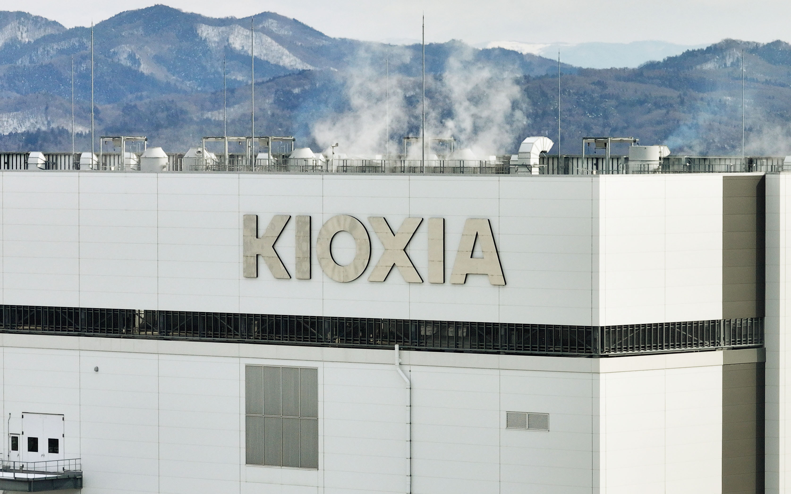 キオクシア時価総額、ソニーGを逆転 米巨大テック投資積み増しで明暗