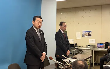 いわき信組の金成理事長㊧が業務改善の経過を説明した(4月30日、福島県いわき市)