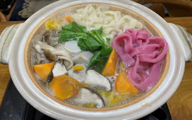 奈良の食の歴史を生かし、果物のカキなど地元の食材をふんだんに使った「春日餺飩うどん・意伝坊味噌仕立て鍋」