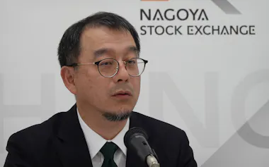 決算会見に臨む日本特殊陶業の鈴木啓司社長(30日、名古屋市)