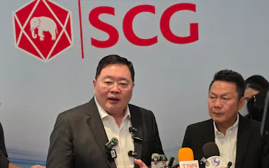 SCGのタンマサック・セッウドンCEO(左)とSCGCのサックチャイ・パティパーンプリーチャウットCEO(30日、バンコク)