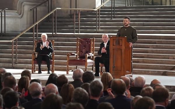 ウクライナのゼレンスキー大統領（右）の英議会での演説は世界の注目を集めた（8日、ロンドン）＝AP
