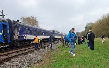 ロシア軍による無人機攻撃にともない、ウクライナの鉄道では緊急停車と避難が相次ぐ(4月17日、北東部スムイ州)
