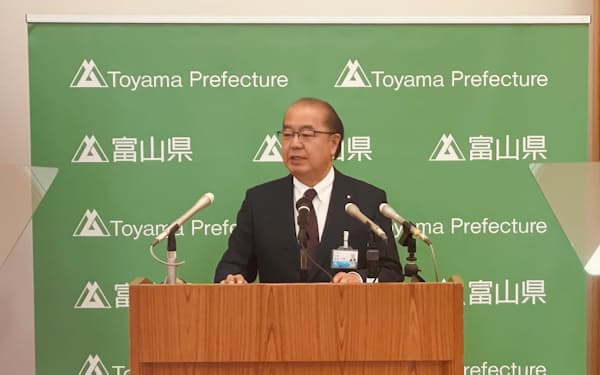 新田八朗知事は定例会見で「空港への民間活力導入は、自身の選挙公約の一つ」と話した（９日、富山県庁）