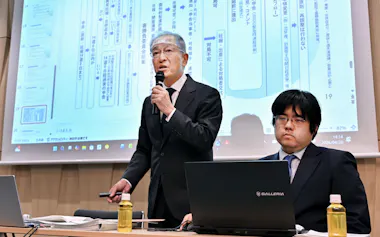 最終報告を発表する公式戦番勝負対局規定検討委員会の伊丹俊彦委員長㊧(30日、東京都渋谷区の将棋会館)