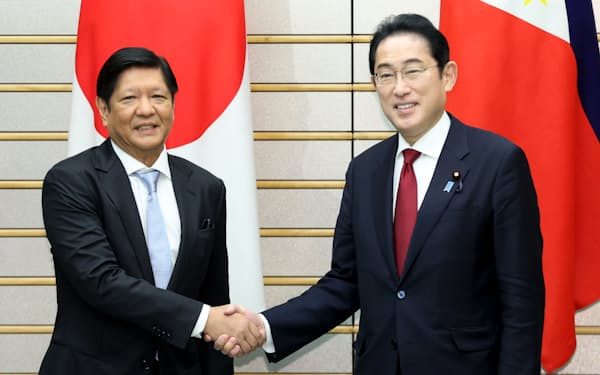 フィリピンのマルコス大統領㊧と握手する岸田首相（9日、首相官邸）