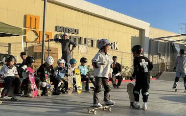 三井アウトレットパーク木更津のスケボー場で練習する子どもたち(千葉県木更津市)