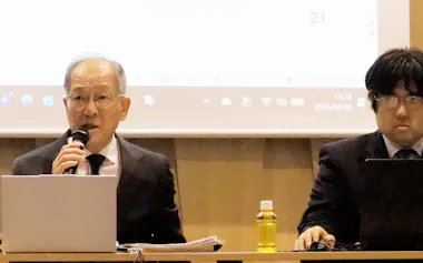 検討委員会の伊丹俊彦委員長㊧は「個別の棋戦において柔軟に対応を」と話した(4月30日、東京都渋谷区)
