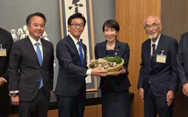 高市早苗首相は三重県桑名市のハマグリを贈呈された(30日、首相官邸)=石原正敬氏のXから