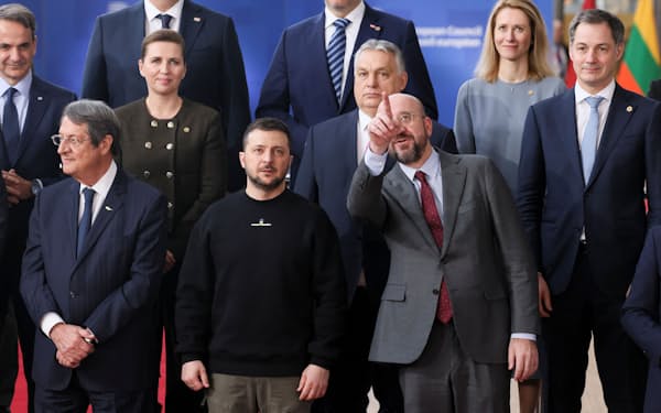 ９日、ブリュッセルでＥＵ首脳らと写真におさまるウクライナのゼレンスキー大統領（前列中央）＝ロイター