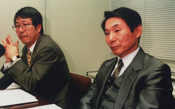業績の下方修正を発表する中村氏（左）と社長の入交昭一郎氏（1998年３月）