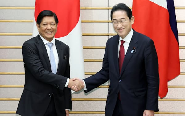 会談を前にフィリピンのマルコス大統領㊧と握手する岸田首相（9日、首相官邸）