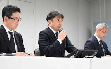 決算会見する東京電力ホールディングスの小早川智明社長(中)ら(30日、東京都千代田区)