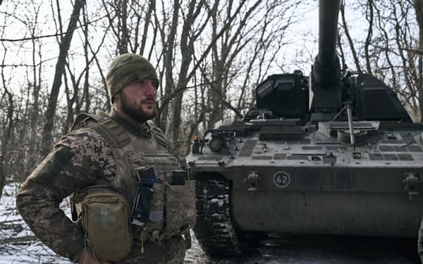 ウクライナ東部ドネツク州の前線に立つウクライナ兵＝ＡＰ