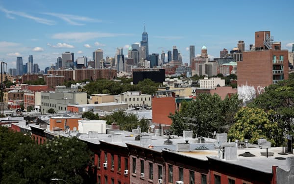 ニューヨーク市などでは収入に占める家賃の割合が高く、家計の重荷になっている＝ロイター