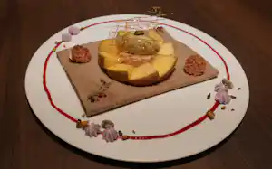 スイーツ系で人気が高い「塩キャラメルとピスタチオのガレット」 スイーツ系で人気が高い「塩キャラメルとピスタチオのガレット」