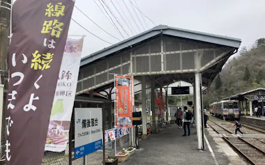 鉄道ファンらが訪れる広島県庄原市の備後落合駅(4月)