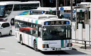 市街地を走る西鉄バス(福岡市) 市街地を走る西鉄バス(福岡市)