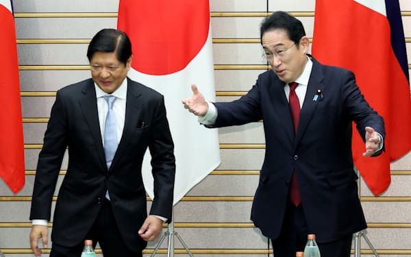 マルコス大統領㊧との会談で、岸田首相は経済支援や安保協力の強化に合意した（9日、首相官邸）