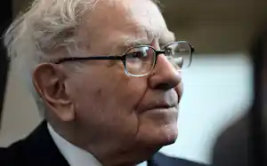 かつてバフェット氏が警鐘を鳴らしたように、果たして潮は引くのか=ロイター かつてバフェット氏が警鐘を鳴らしたように、果たして潮は引くのか=ロイター